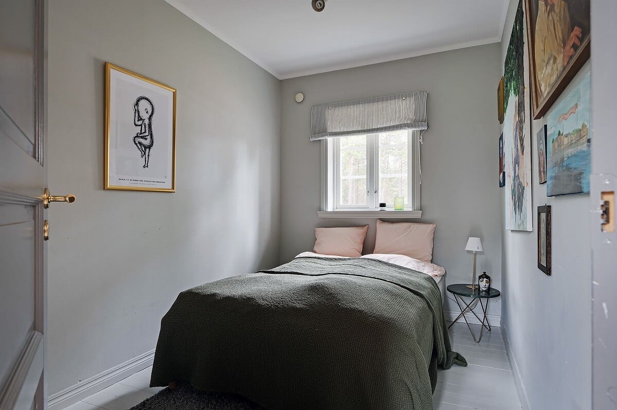 The Colorful Home of Artist Bobo Wallmansson 15 serene-grey-bedroom-colorful-home-bobo-wallmansson-nordroom