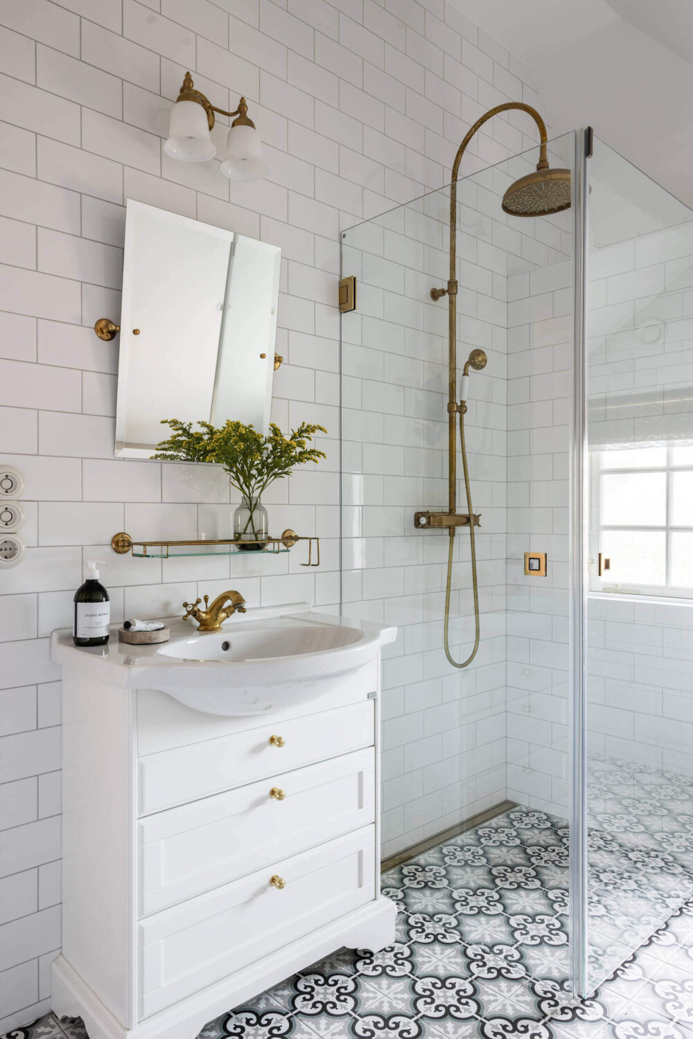 83 Small Bathroom Ideas & How To Make It Look Bigger 6 small-light-colored-bathroom-nordroom