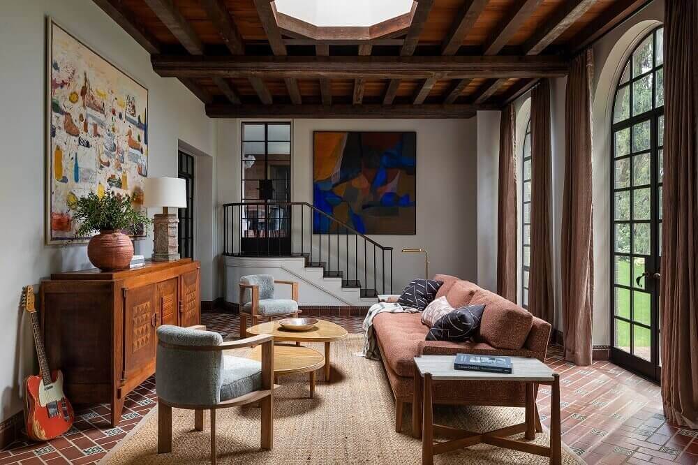 How To Style Terracotta Floor Tiles 13 spanish-style-living-room-terracotta-floor-wooden-ceiling-nordroom