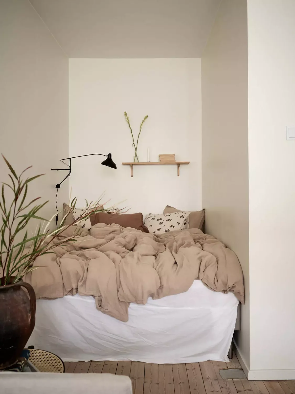A Scandinavian Studio Apartment with Bed Nook 5 studio-apartment-bed-nook-wall-lamp-shelf-nordroom