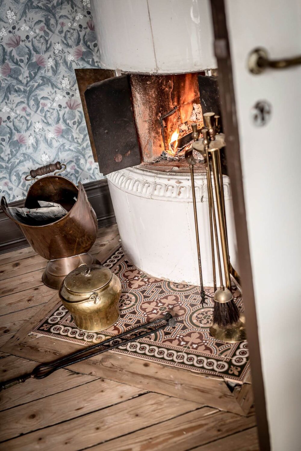 A Charming Vintage Apartment in Sweden 12 swedish-tile-fireplace-kakelugn-nordroom