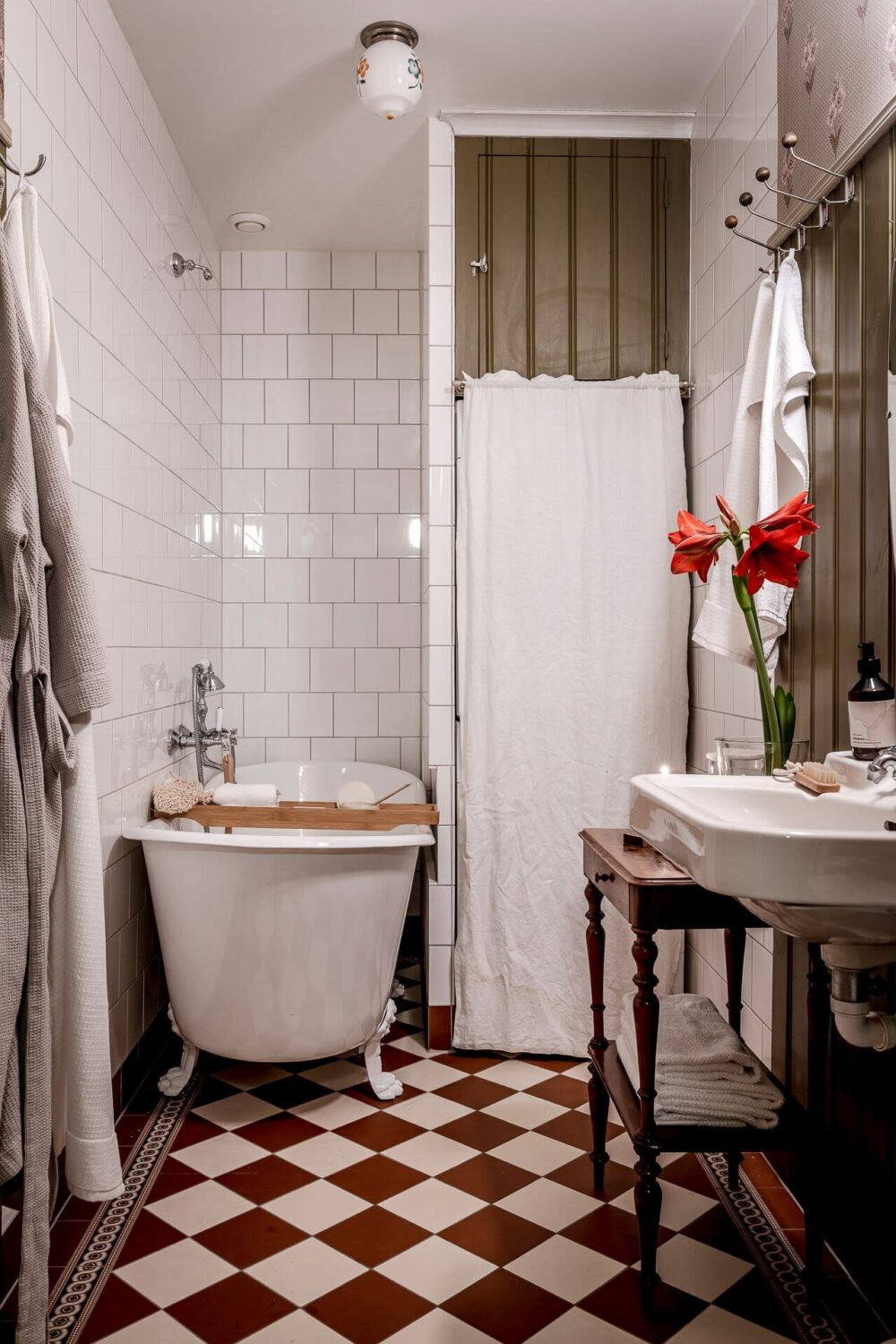 A Charming Vintage Apartment in Sweden 20 vintage-bathroom-red-white-checkerboard-floor-nordroom