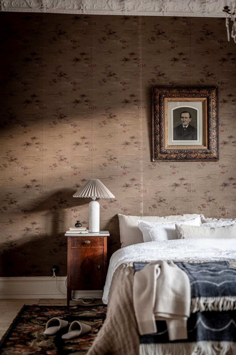 A Charming Vintage Apartment in Sweden 16 vintage-bedroom-brown-wallpaper-nordroom