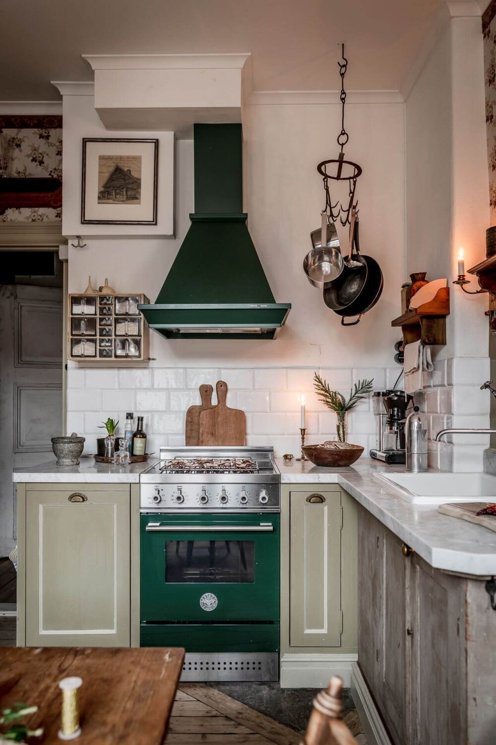 A Charming Vintage Apartment in Sweden 3 vintage-kitchen-green-cooker-nordroom