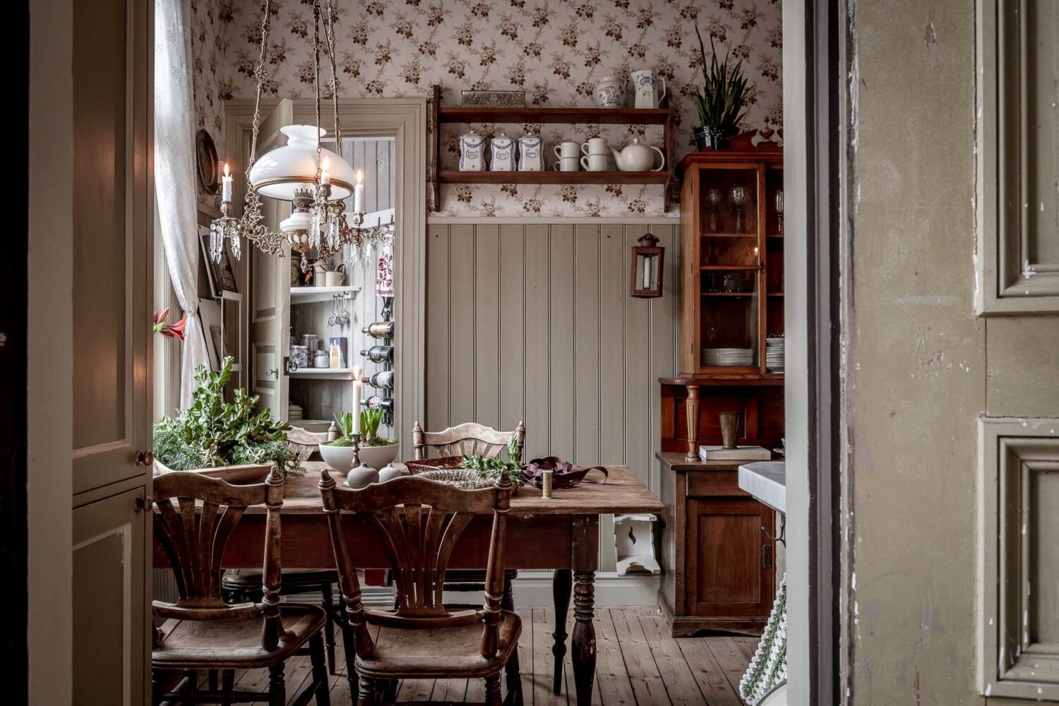 A Charming Vintage Apartment in Sweden 5 vintage-kitchen-wallpaper-antique-furnishings-nordroom