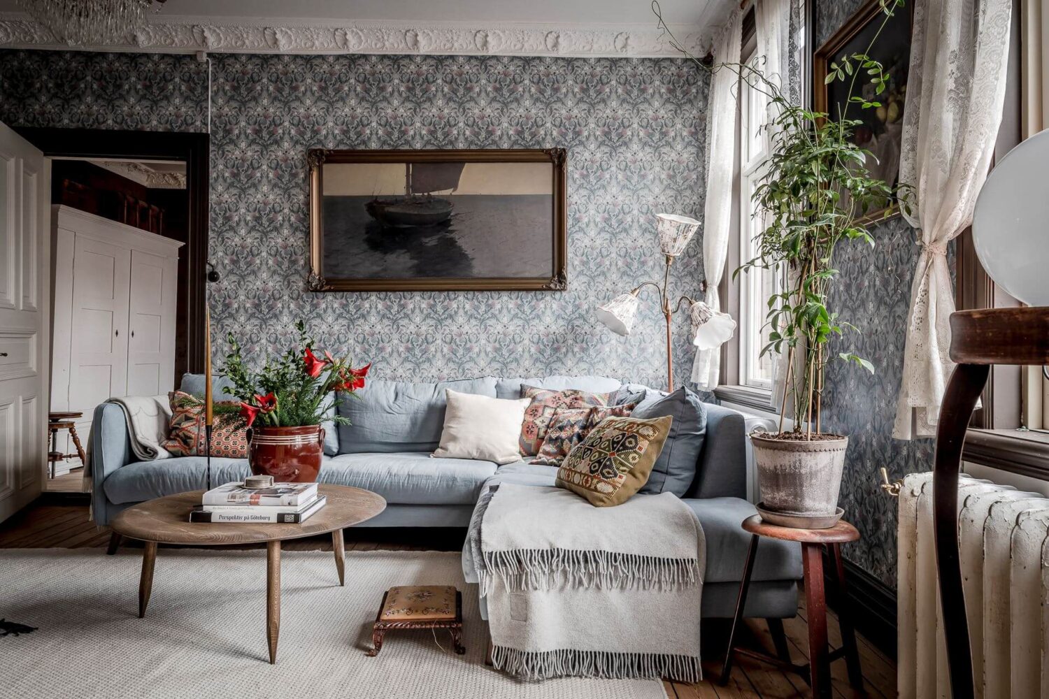 A Charming Vintage Apartment in Sweden 8 vintage-living-room