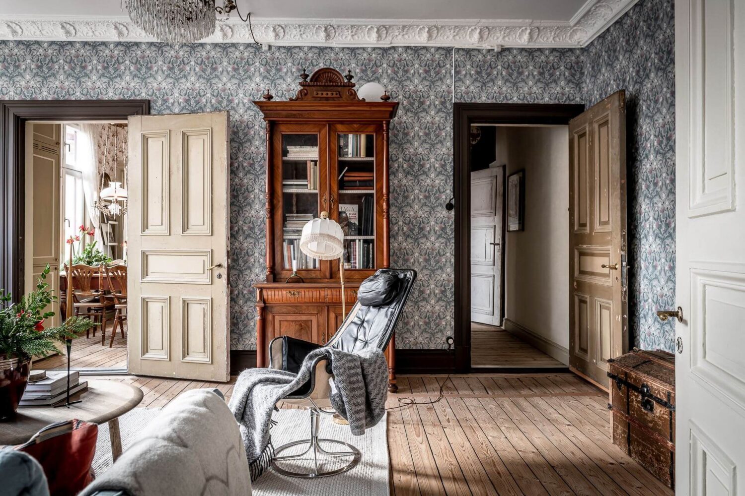 A Charming Vintage Apartment in Sweden 10 vintage-living-room-thistle-wallpaper