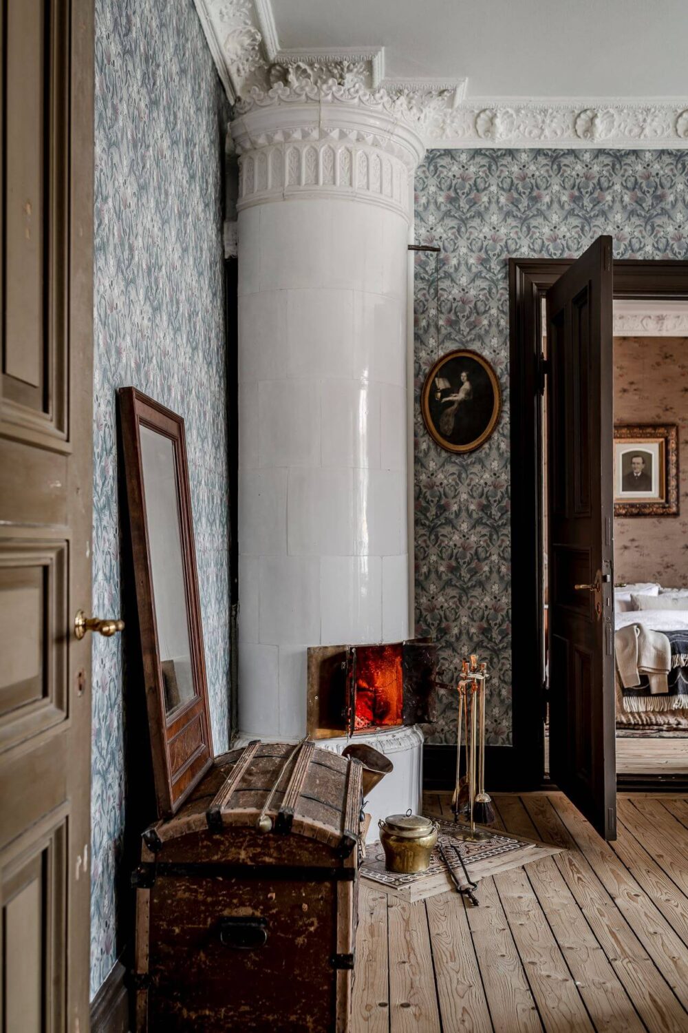 A Charming Vintage Apartment in Sweden 11 vintage-swedish-living-room-kakelugn-nordroom
