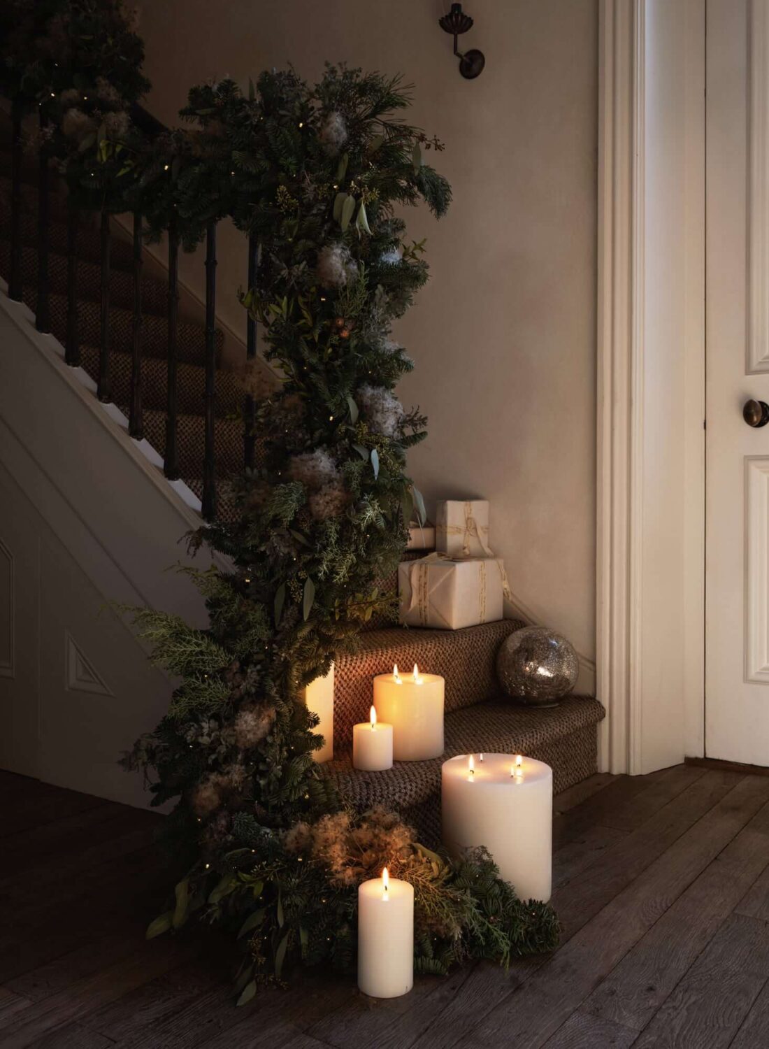 Zara Home Christmas Collection 2021 15 zara-home-christmas-collection-2021-staircase-garland-candles-nordroom