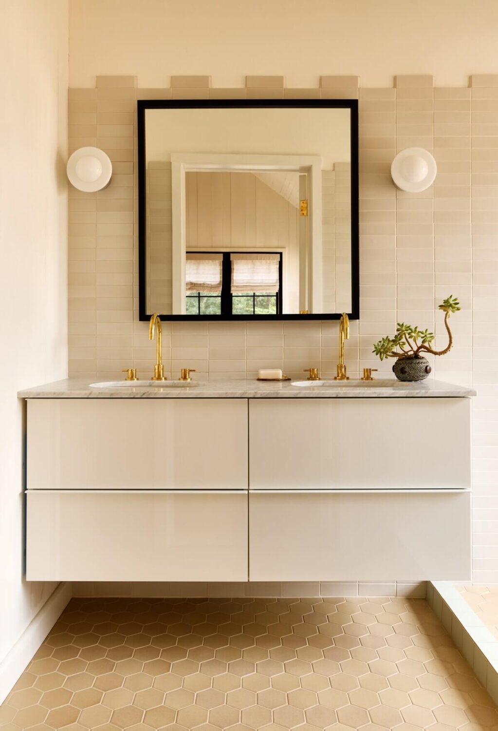 A Montauk Airbnb Designed by Robert McKinley 10 bathroom-montauk-airbnb-robert-mckinley-nordroom