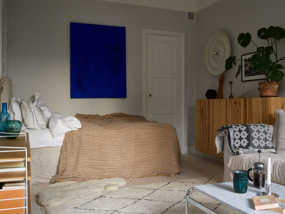 A Scandinavian Studio with Original Details 4 bedroom-area-studio-apartment-blue-painting-nordroom