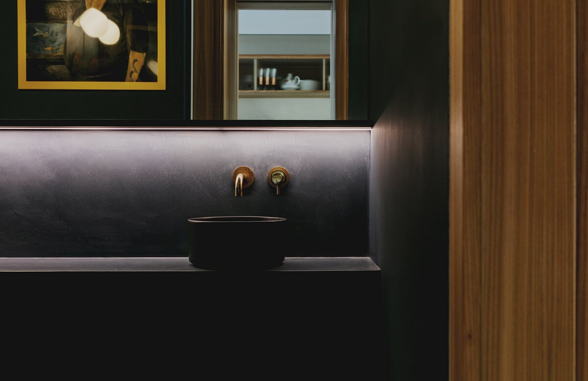 A 1970s-Style Townhouse in North London 18 black-powder-room-1970s-london-townhouse-nordroom