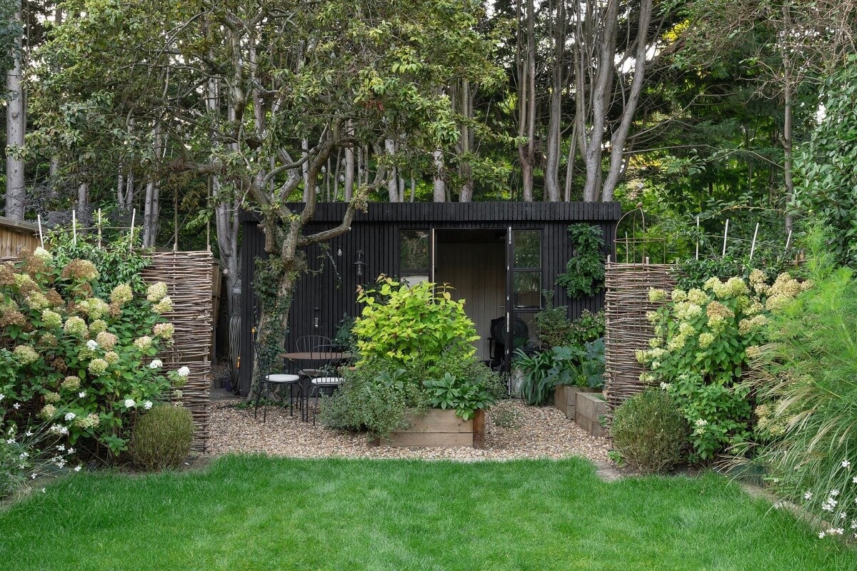 A London Townhouse with Rustic Elements 13 black-wooden-garden-shed-victorian-townhouse-london-nordroom