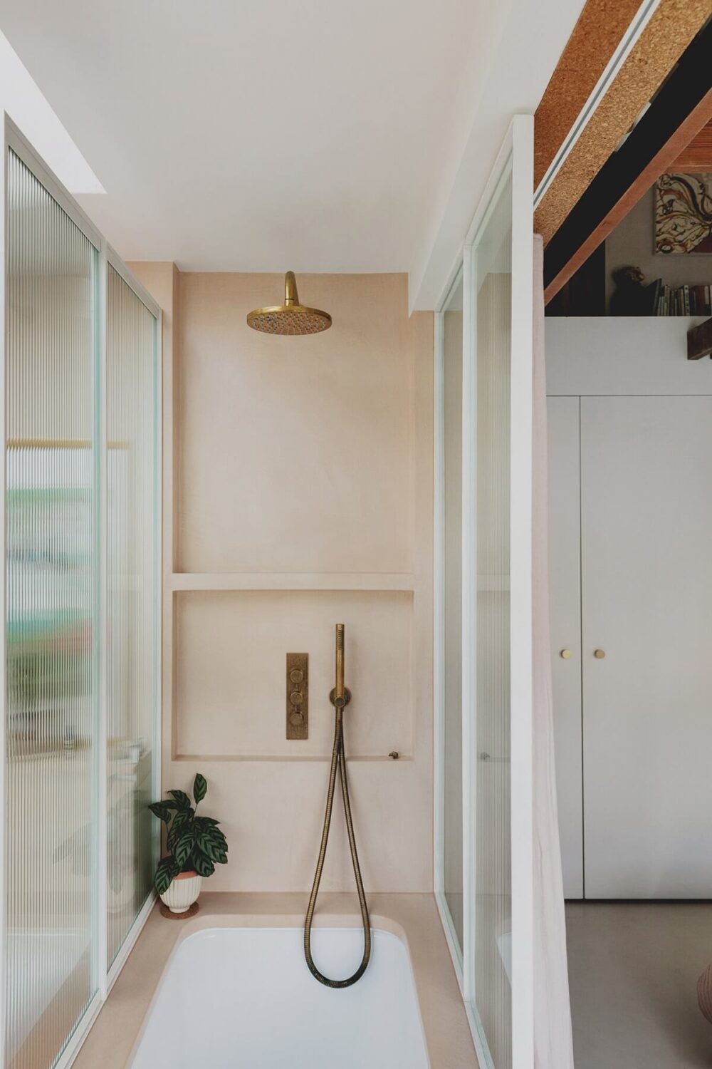 A 1970s-Style Townhouse in North London 23 en-suite-bathroom-ribbed-glass-1970s-style-london-townhouse-nordroom