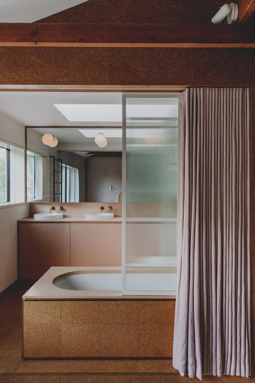 A 1970s-Style Townhouse in North London 22 en-suite-bathroom-ribbed-glass-curtain-1970s-london-townhouse-nordroom