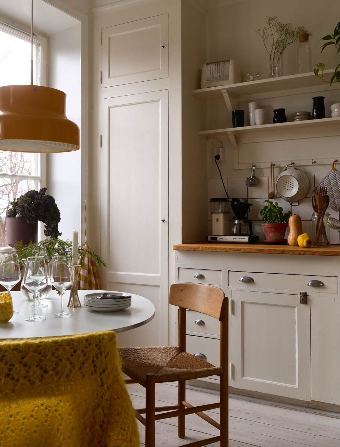 A Scandinavian Studio with Original Details 7 kitchen-round-table-scandinavian-studio-apartment-nordroom