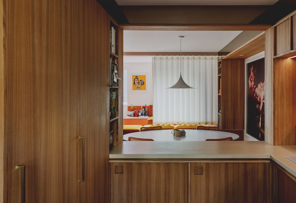 A 1970s-Style Townhouse in North London 12 kitchen-window-living-room-1970s-london-townhouse-nordroom