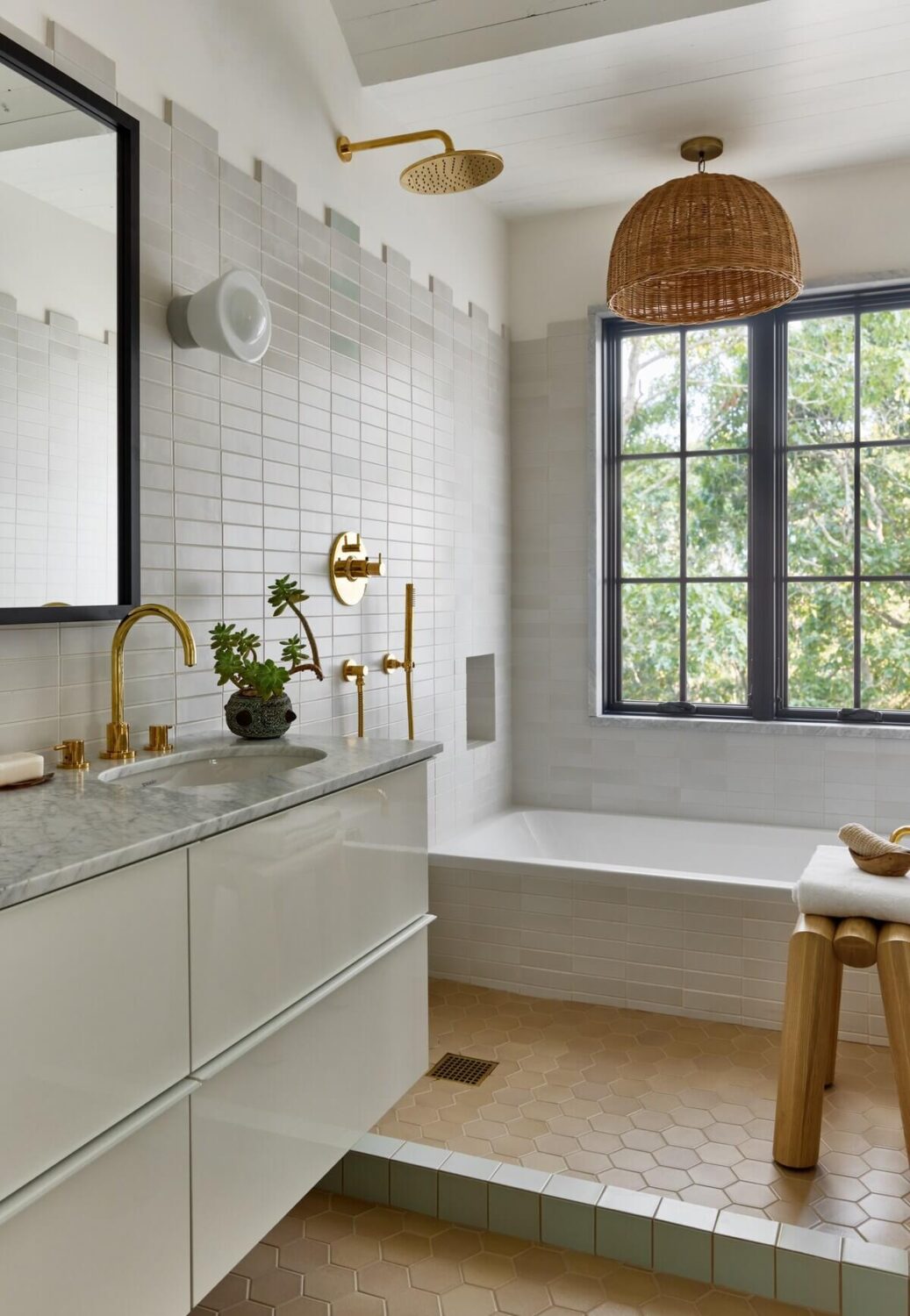 A Montauk Airbnb Designed by Robert McKinley 9 light-bathroom-with-bath-airbnb-montauk-robert-mckinley-nordroom