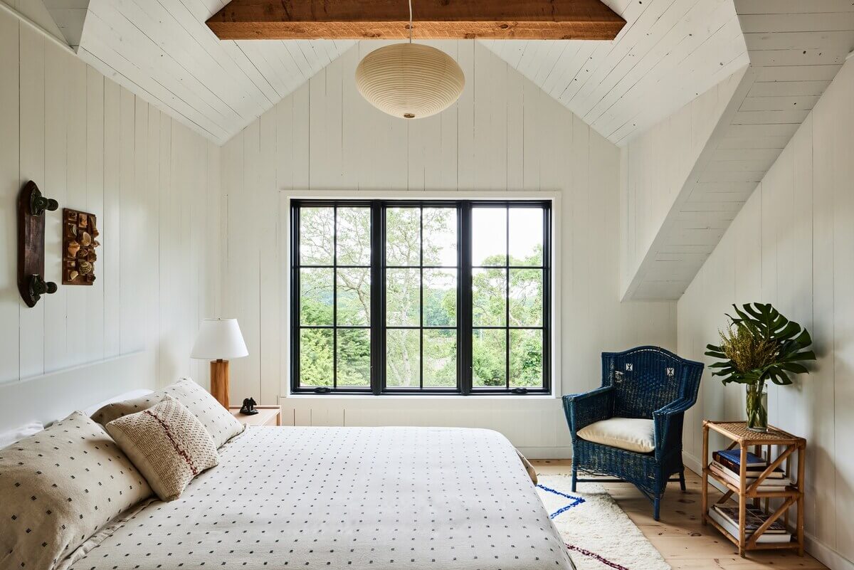 A Montauk Airbnb Designed by Robert McKinley 13 white-bedroom-exposed-beam-airbnb-montauk-nordroom