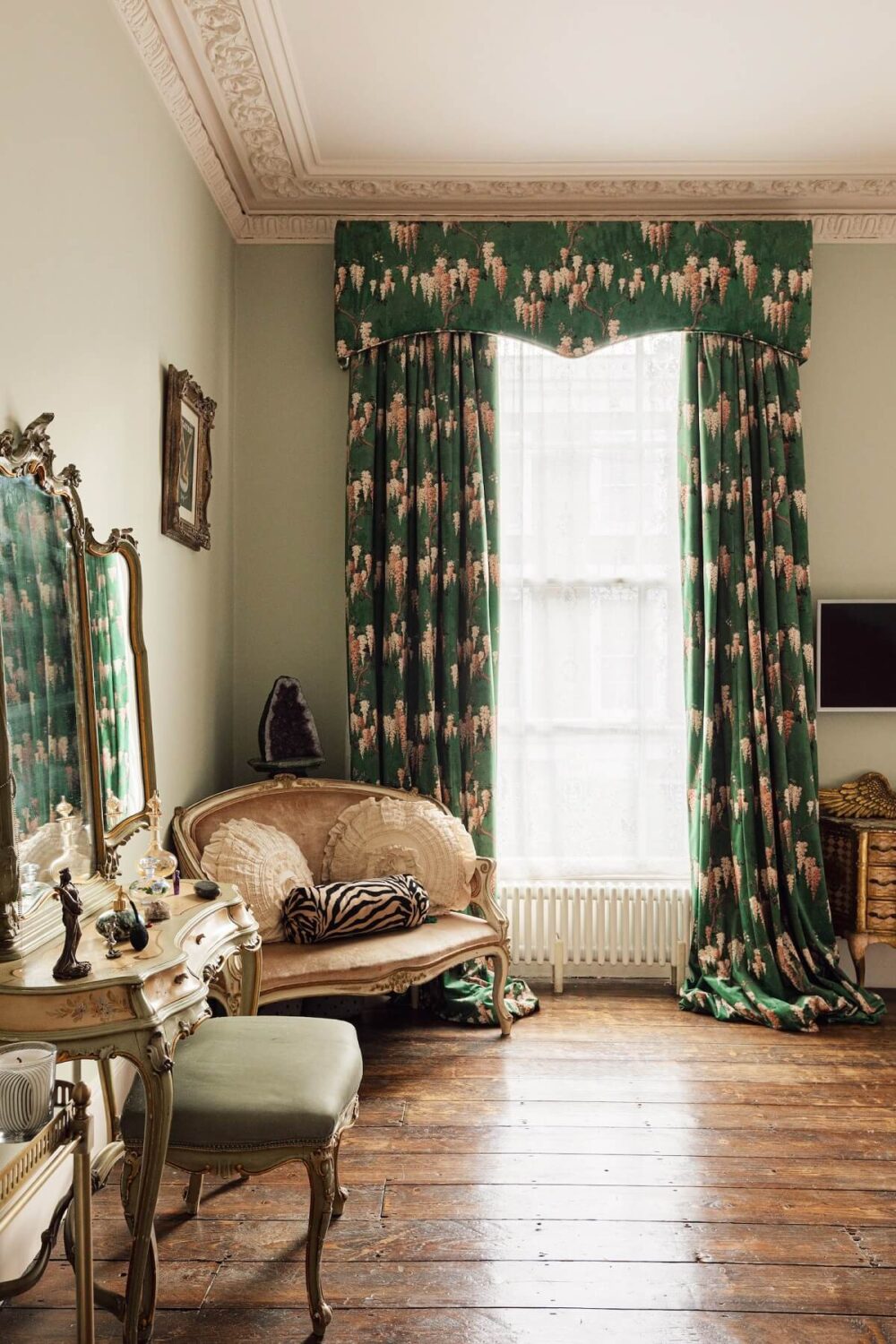 A 19th Century London Townhouse with Kitchen Extension 15 antique-furnishings-bedroom-victorian-townhouse-nordroom
