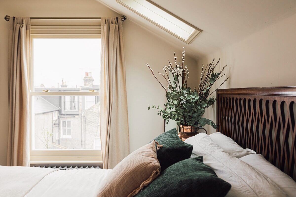An Elegant & Colorful London House 21 bedroom-slanted-ceiling-london-townhouse-nordroom
