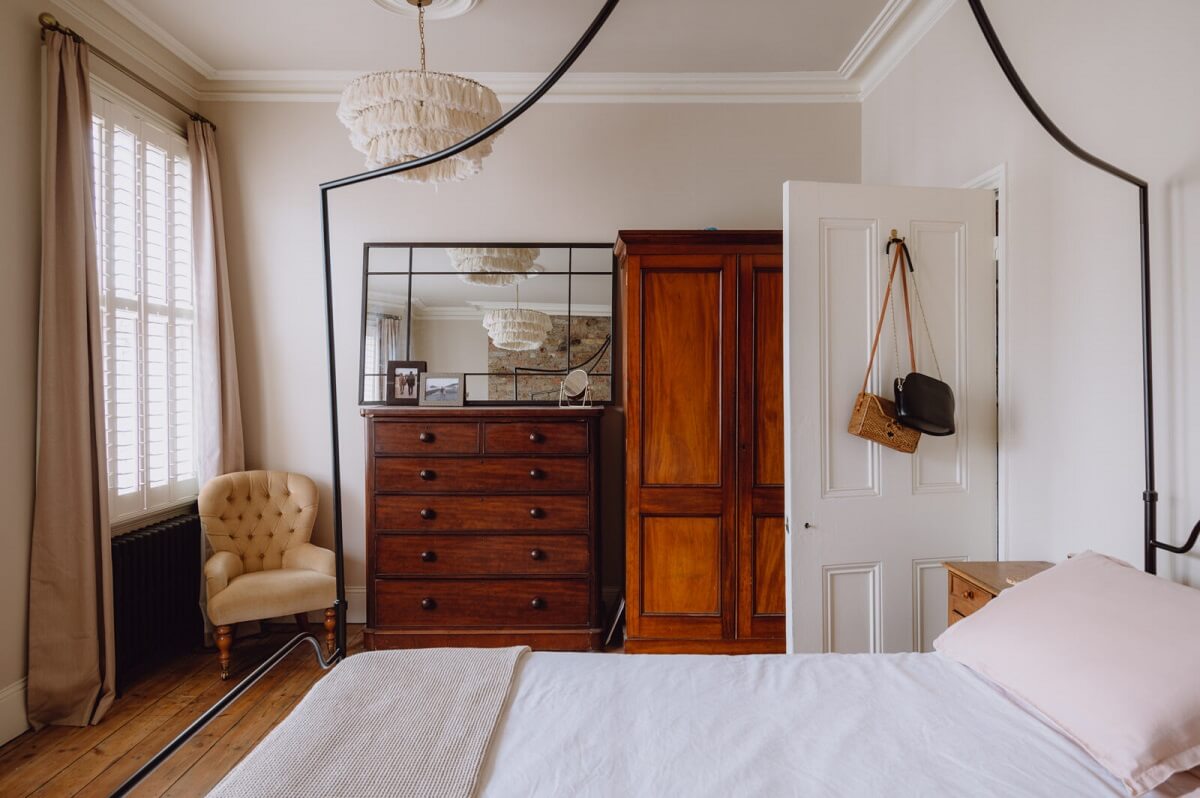 An Elegant & Colorful London House 13 canopy-bed-london-townhouse-nordroom