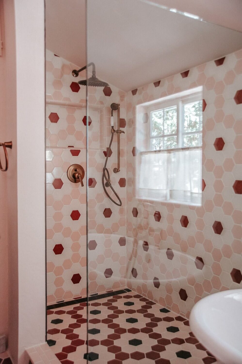 An Interior Designer's Colorful Airbnb Cabin 15 colorful-bathroom-airbnb-cabin-nordroom