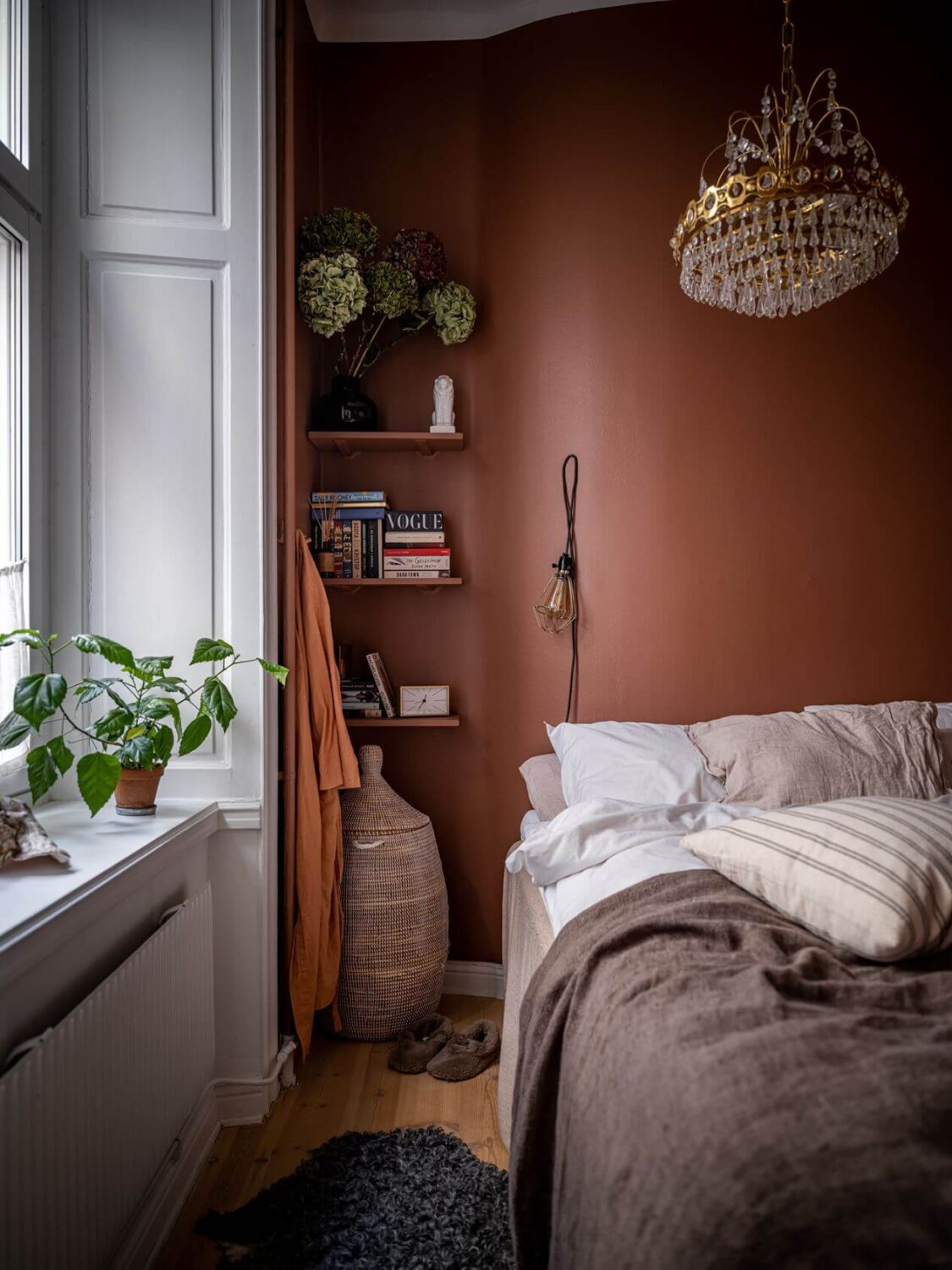 Best Paint Colors for a Colorful Small Bedroom 33 earthy-terracotta-small-bedroom-walls-nordroom
