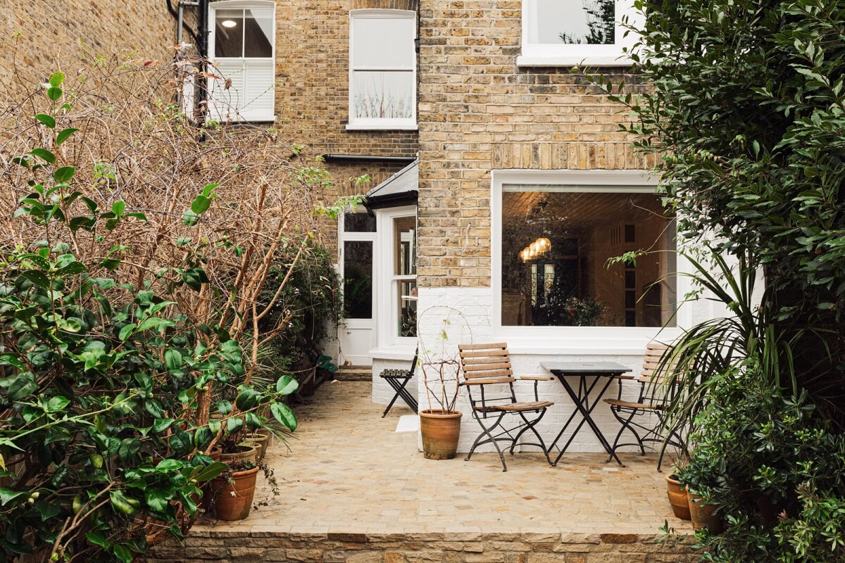 An Elegant & Colorful London House 28 garden-seating-terraced-house-london-nordroom