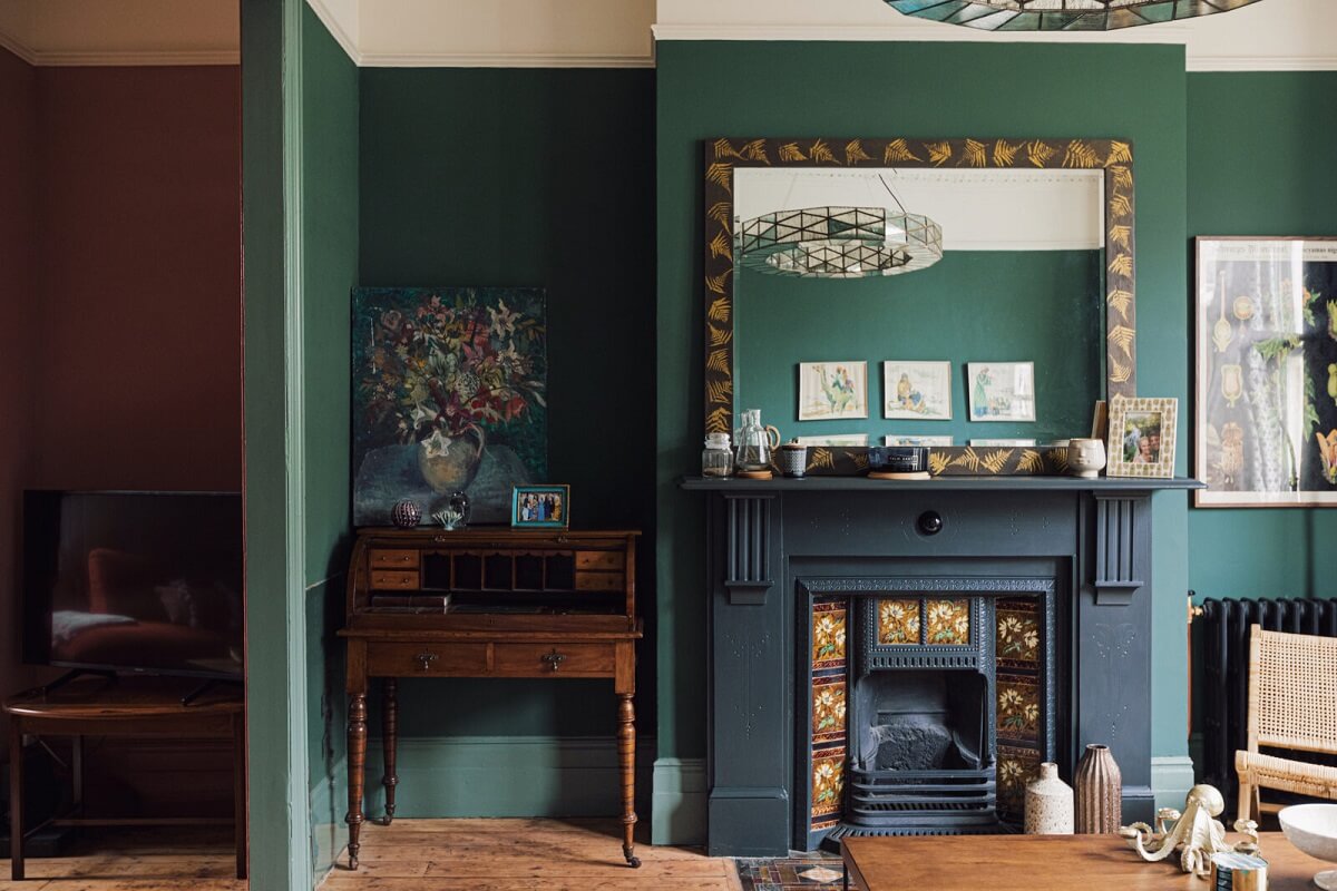 An Elegant & Colorful London House 5 green-sitting-room-fireplace-nordroom