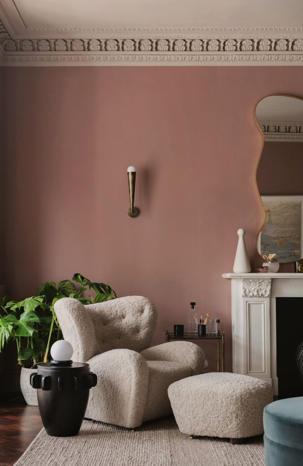 Sherwin-Williams Color of the Year 2023: Redend Point 27 pink-living-room-curved-armchair-london-nordroom