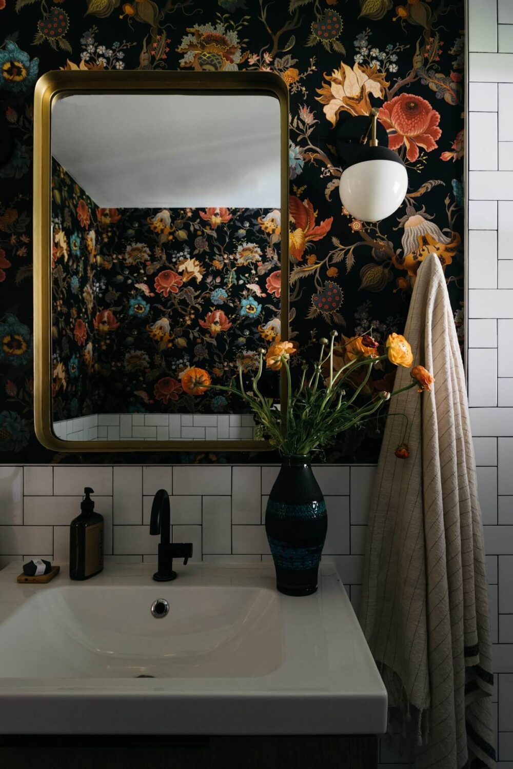 A Midcentury Ranch House in California 8 powder-room-floral-wallpaper-midcentury-ranch-house-nordroom
