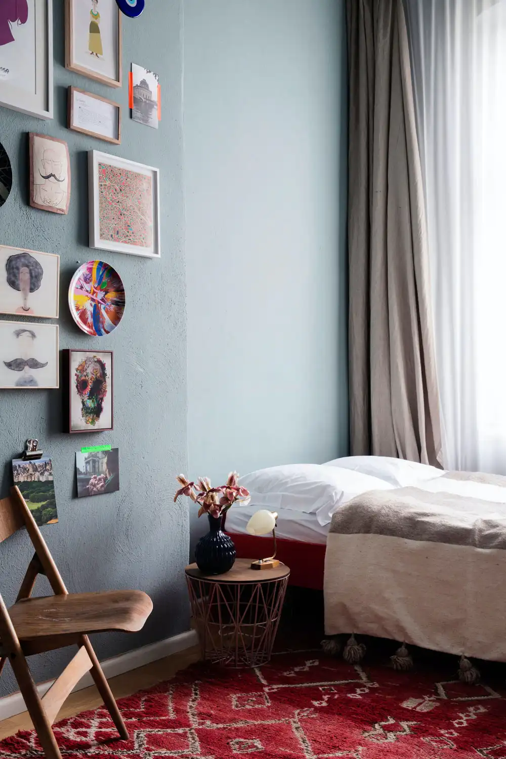 Best Paint Colors for a Colorful Small Bedroom 14 small-light-blue-bedroom-nordroom