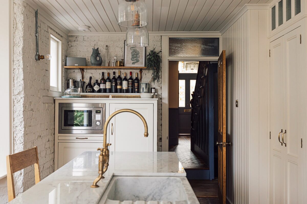 An Elegant & Colorful London House 8 white-kitchen-breakfast-bar-nordroom