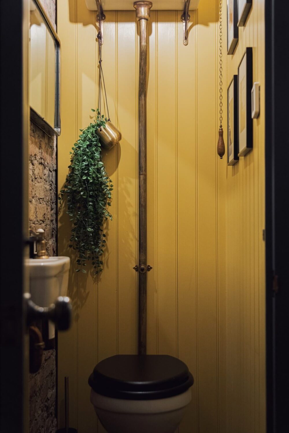 An Elegant & Colorful London House 9 yellow-original-bathroom-london-townhouse-nordroom