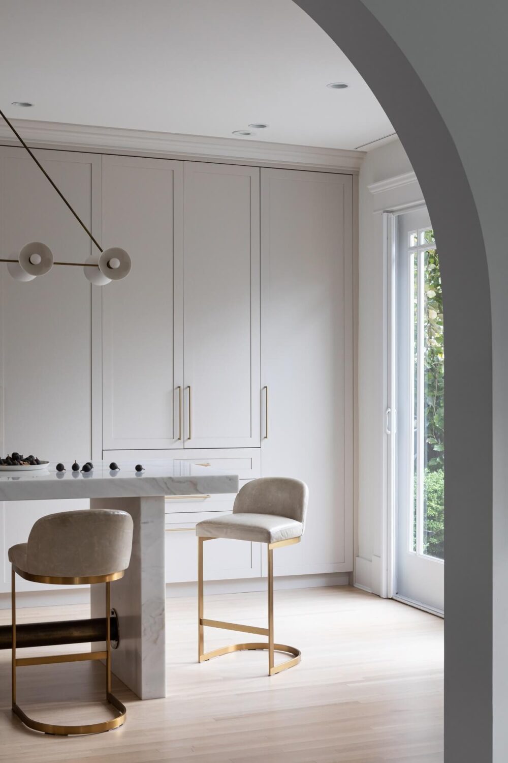 An Eclectic Elegant Home in Vancouver 15 arch-breakfast-bar-gillian-segal-design-vancouver-nordroom
