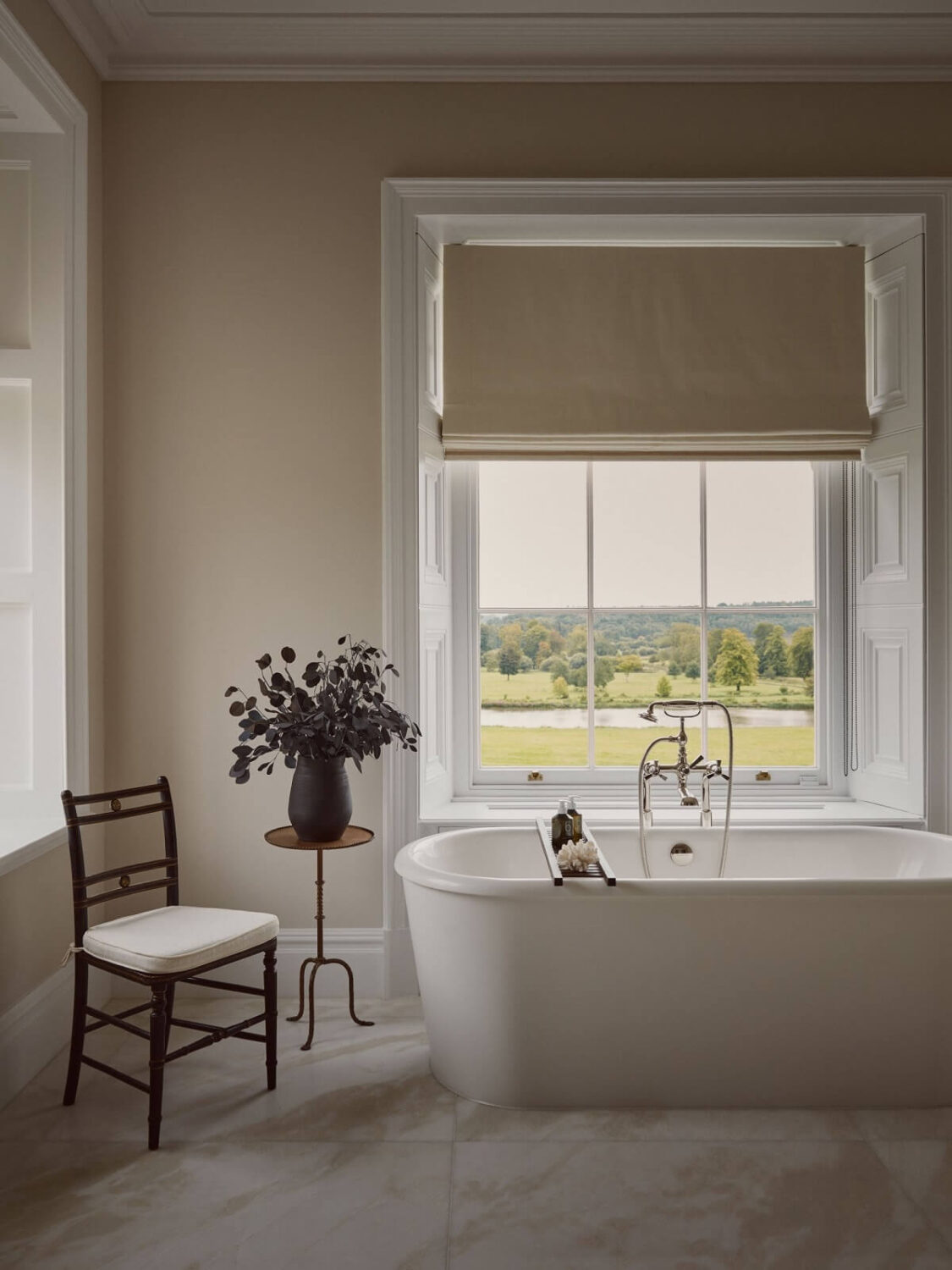 A Grand Georgian Manor House in England 24 bathroom-freestanding-bath-nordroom