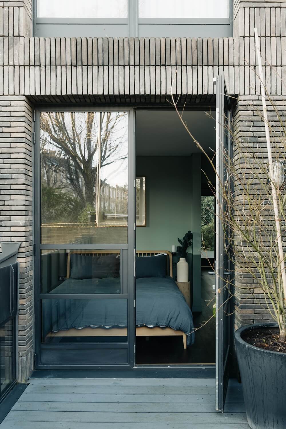 A Brick House in London Designed by Daniel Sanderson 19 bedroom-brickfields-house-london-nordroom
