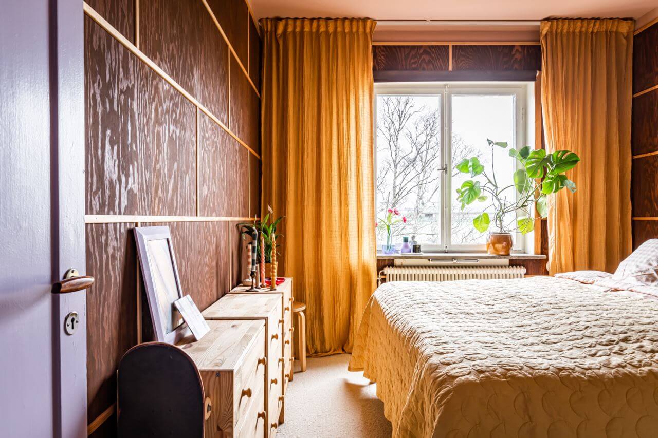 A Pink and Yellow Scandinavian Apartment 13 bedroom-pink-ceiling-yellow-curtains-nordroom