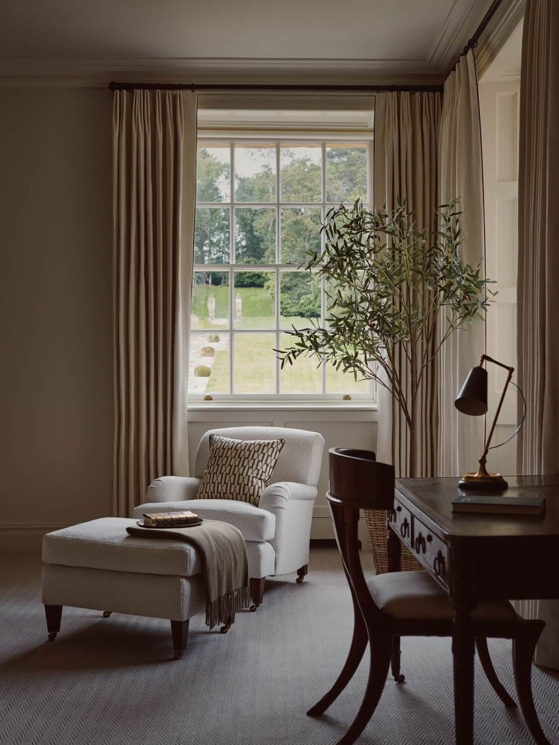 A Grand Georgian Manor House in England 22 bedroom-workspace-georgian-manor-house-nordroom
