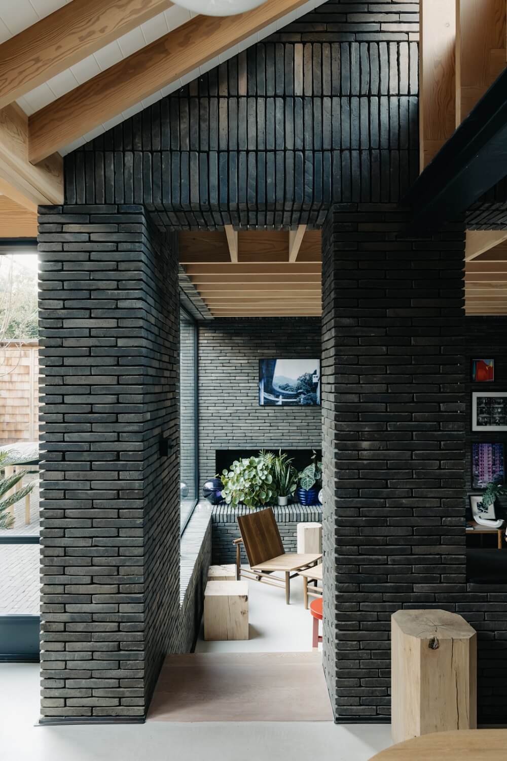 A Brick House in London Designed by Daniel Sanderson 7 black-brickwork-daniel-sanderson-london-home-nordroom