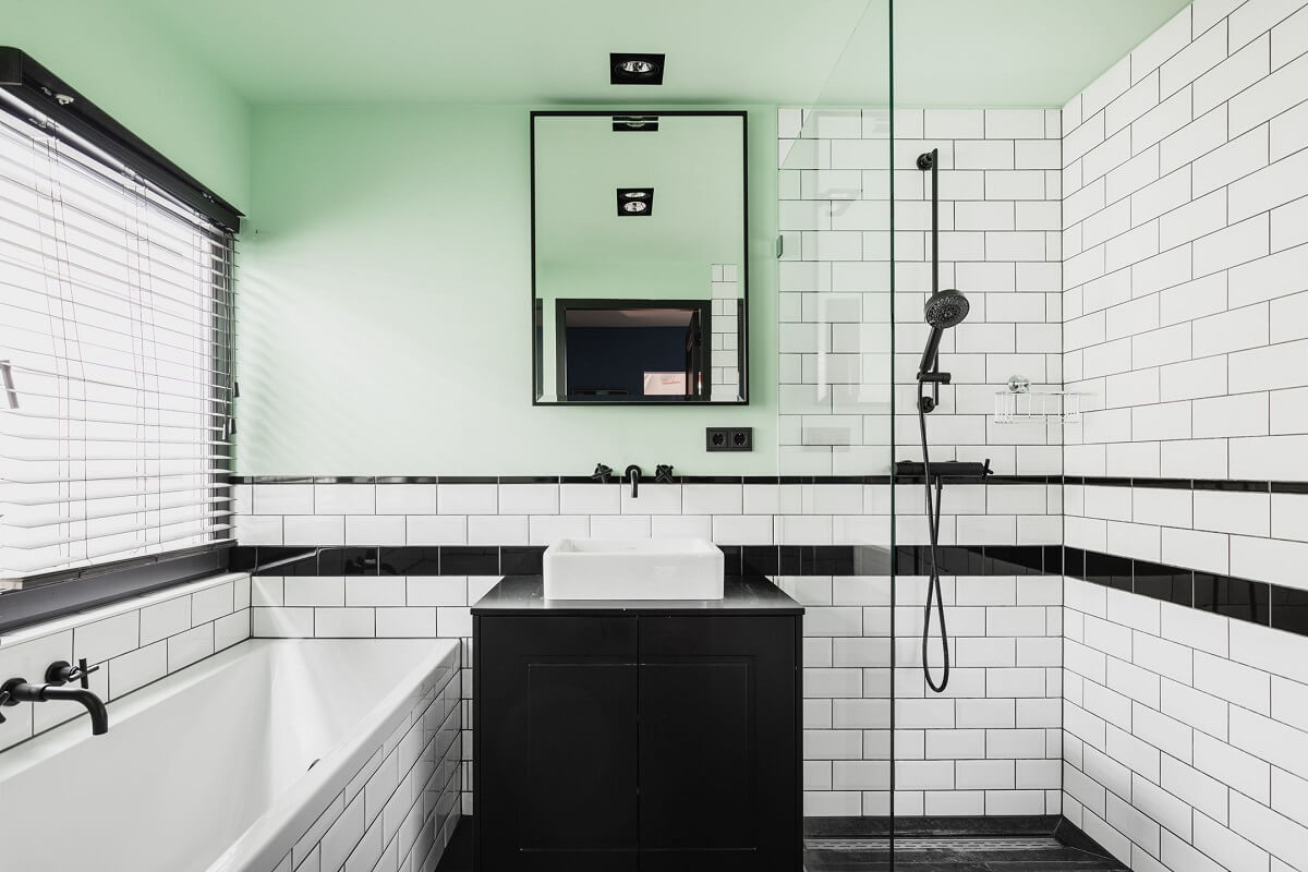 A Luxurious Townhouse in Amsterdam With Loft-Style Living Room 21 black-white-bathroom-bath-shower-nordroom