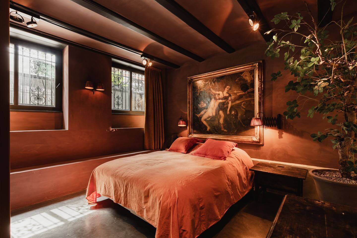 A Luxurious Townhouse in Amsterdam With Loft-Style Living Room 10 earthy-basement-bedroom-en-suite-bathroom-luxurious-townhouse-amsterdam-nordroom