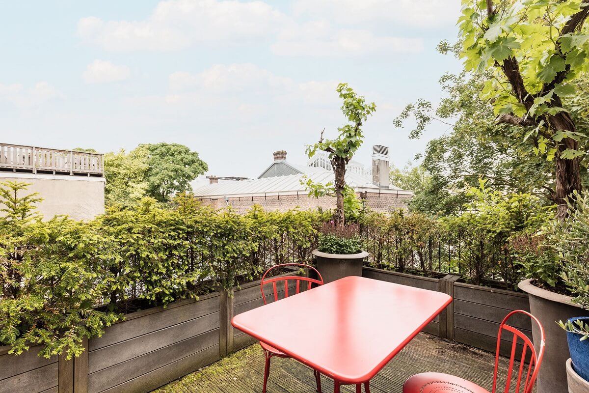 A Luxurious Townhouse in Amsterdam With Loft-Style Living Room 22 green-roof-terrace-townhouse-amsterdam-nordroom