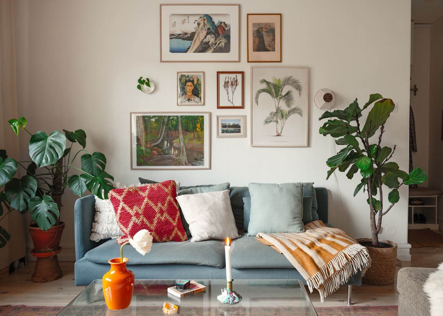 A Small Light Apartment with Plants 2 ikea-soderhamn-sofa-scandinavian-living-room-nordroom