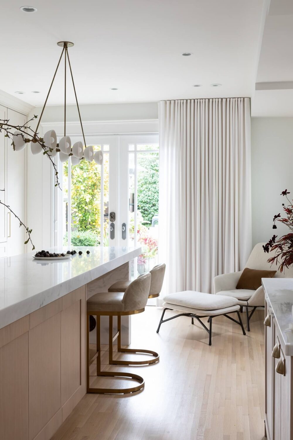 An Eclectic Elegant Home in Vancouver 13 light-kitchen-breakfast-bar-gillian-segal-design-vancouver-nordroom