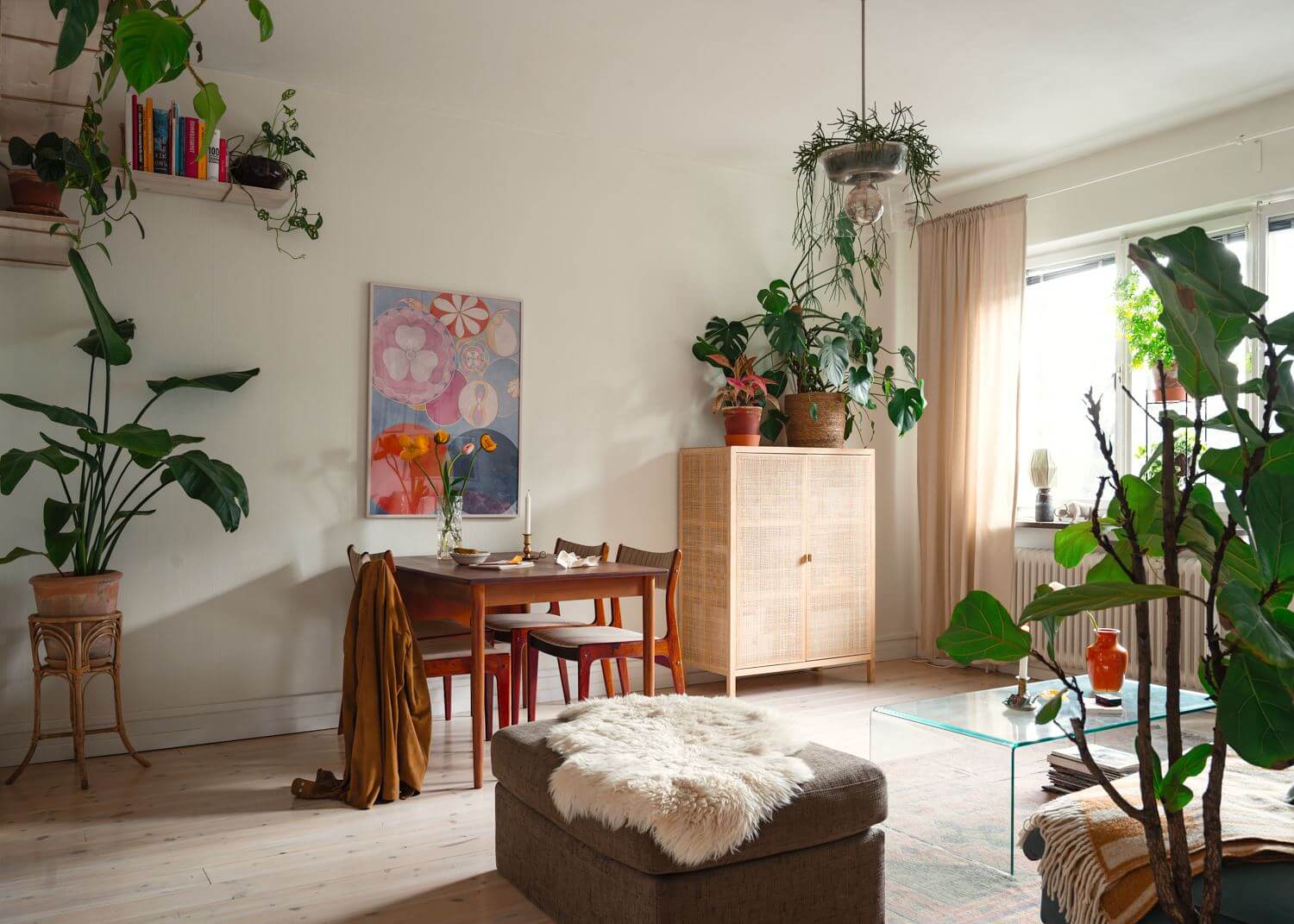 A Small Light Apartment with Plants 3 light-living-room-plants-nordroom