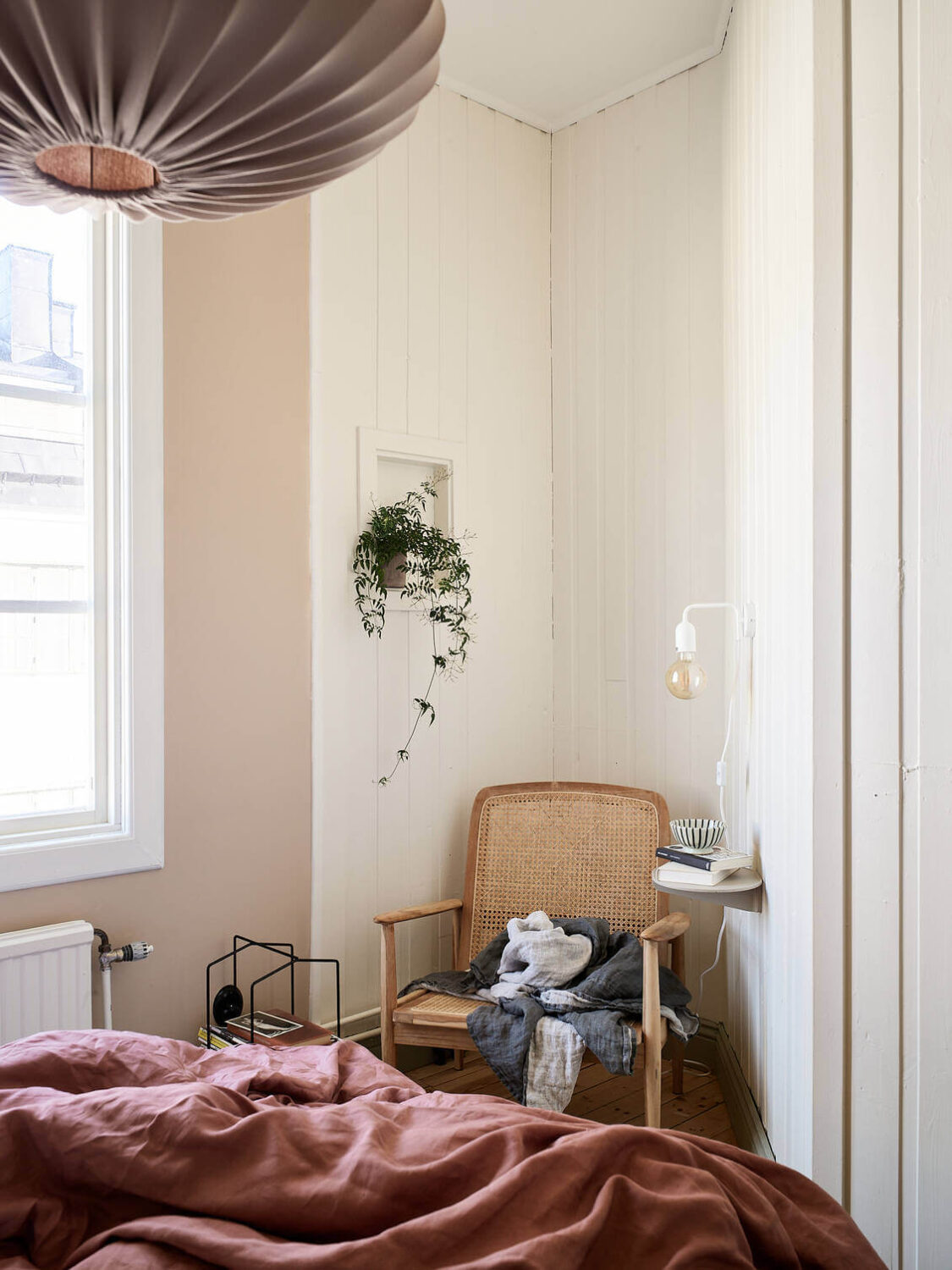 A Light Scandinavian Maisonette 20 light-pink-bedroom-reading-nook-nordroom