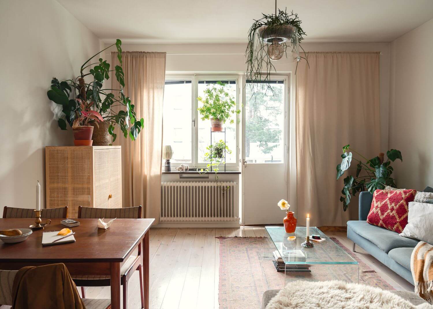A Small Light Apartment with Plants 6 light-scandinavian-living-room-nordroom