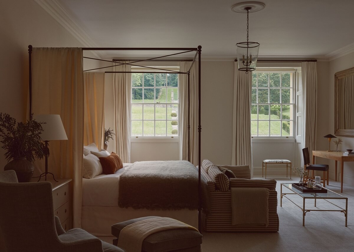 A Grand Georgian Manor House in England 17 master-bedroom-canopy-bed-nordroom